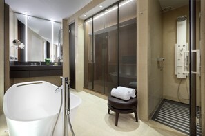 Family Suite | Minibar, in-room safe, desk, soundproofing - Eurostars Torre Sevilla (Seville)