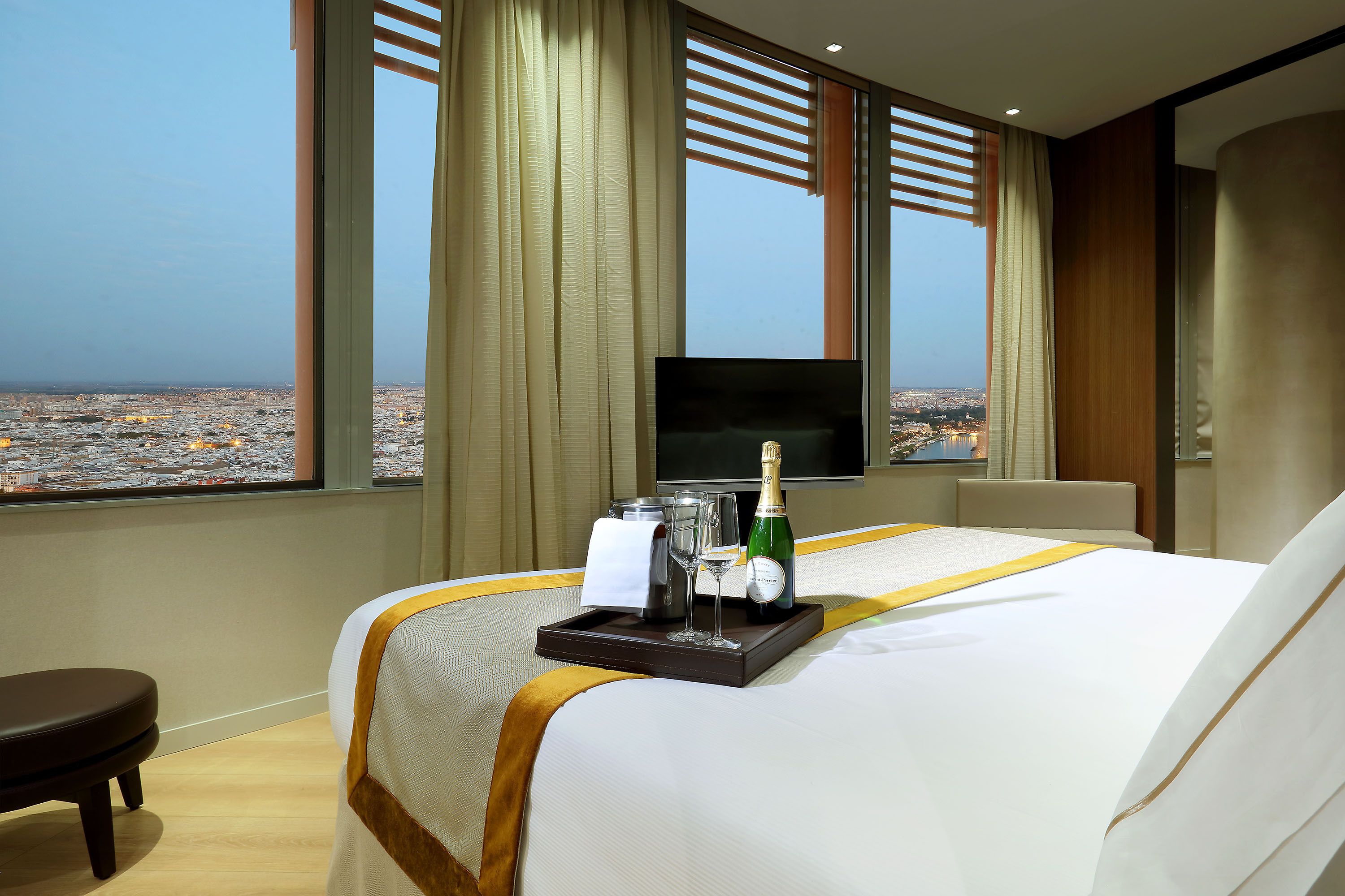 Minibar, caja de seguridad en la habitación y escritorio 