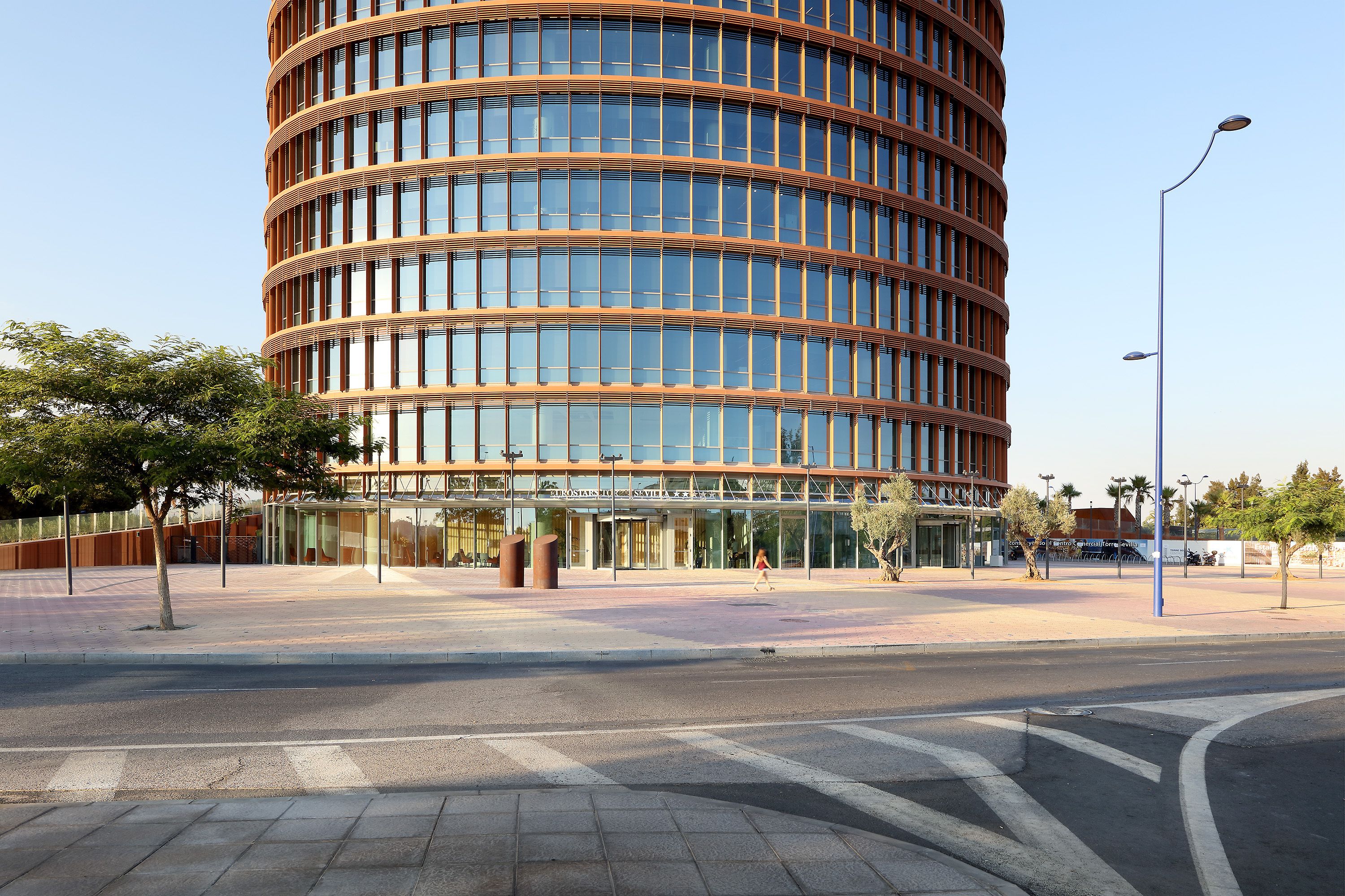 Un edificio moderno con fachada curva y amplias ventanas.