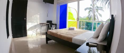 Habitación doble, balcón | Cortinas blackout, wifi gratis y ropa de cama