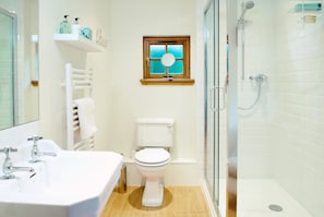 Family Cottage, 2 Bedrooms, Garden View | Bathroom amenities