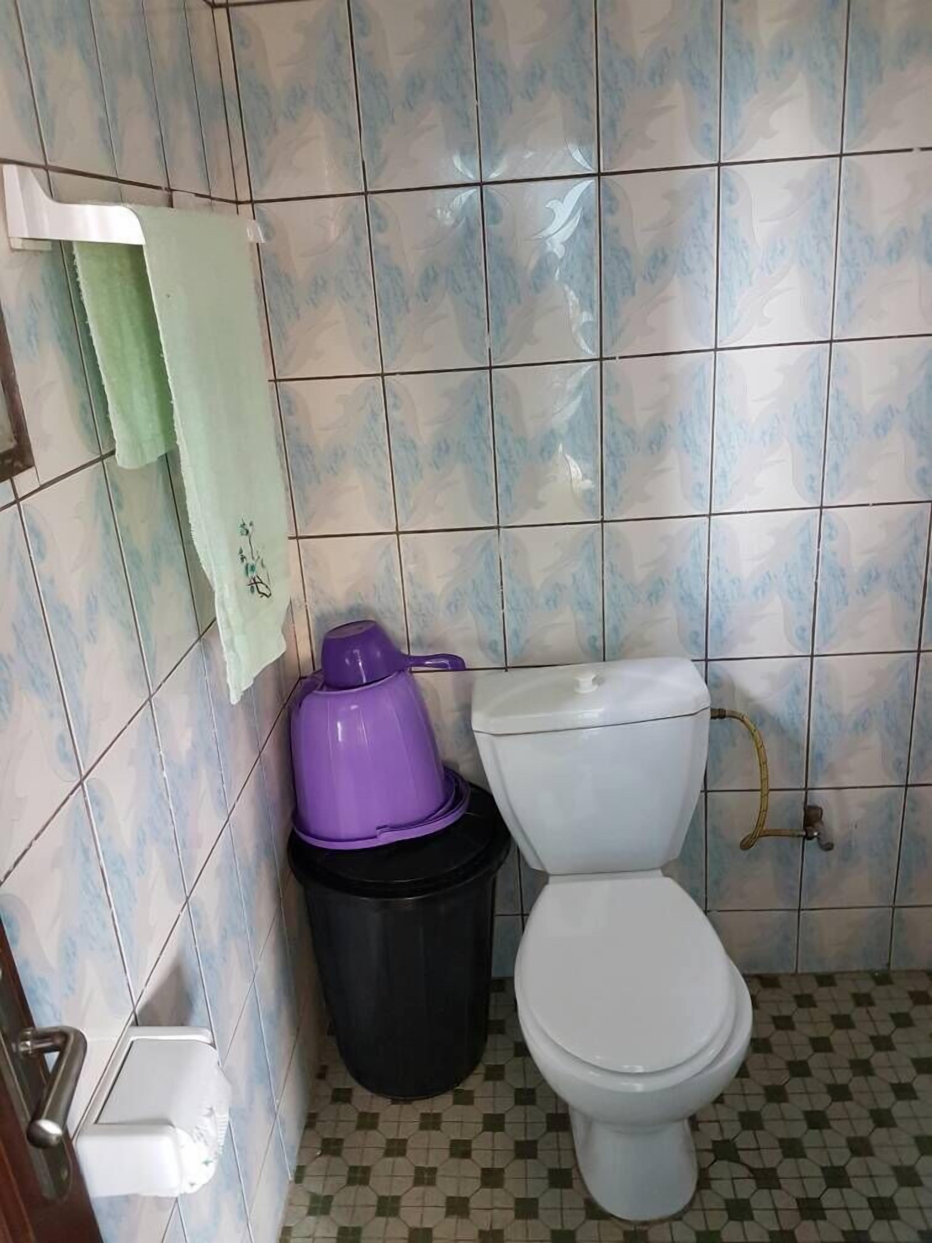Shower, free toiletries, towels