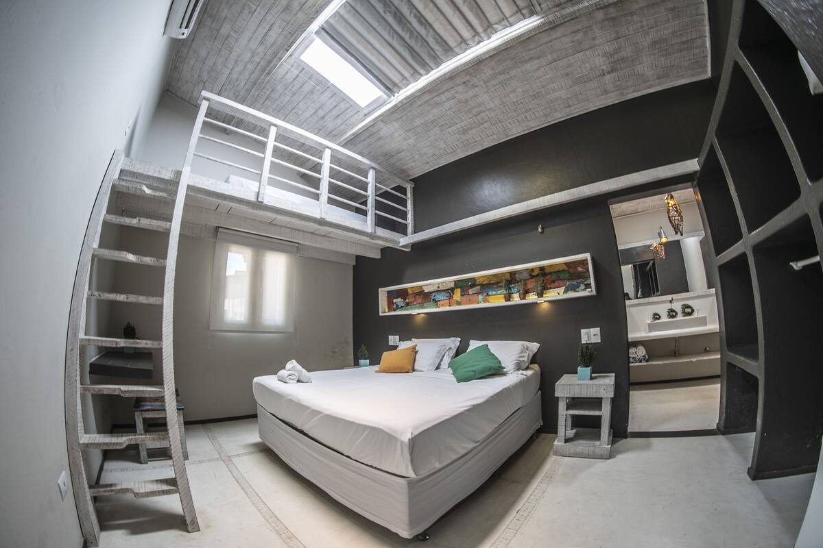 Minibar, caja de seguridad en la habitación y escritorio 
