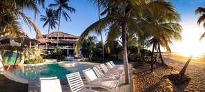 Hồ bơi ngoài trời, ghế dài tắm nắng 