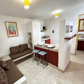 Deluxe Apartment, 1 Double Bed, Terrace, Poolside | Private kitchen | Fridge, microwave, stovetop, rice cooker - Suites TG (San Luis Potosi)