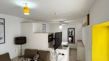 40–tuumainen televisio, jossa digitaalikanavat