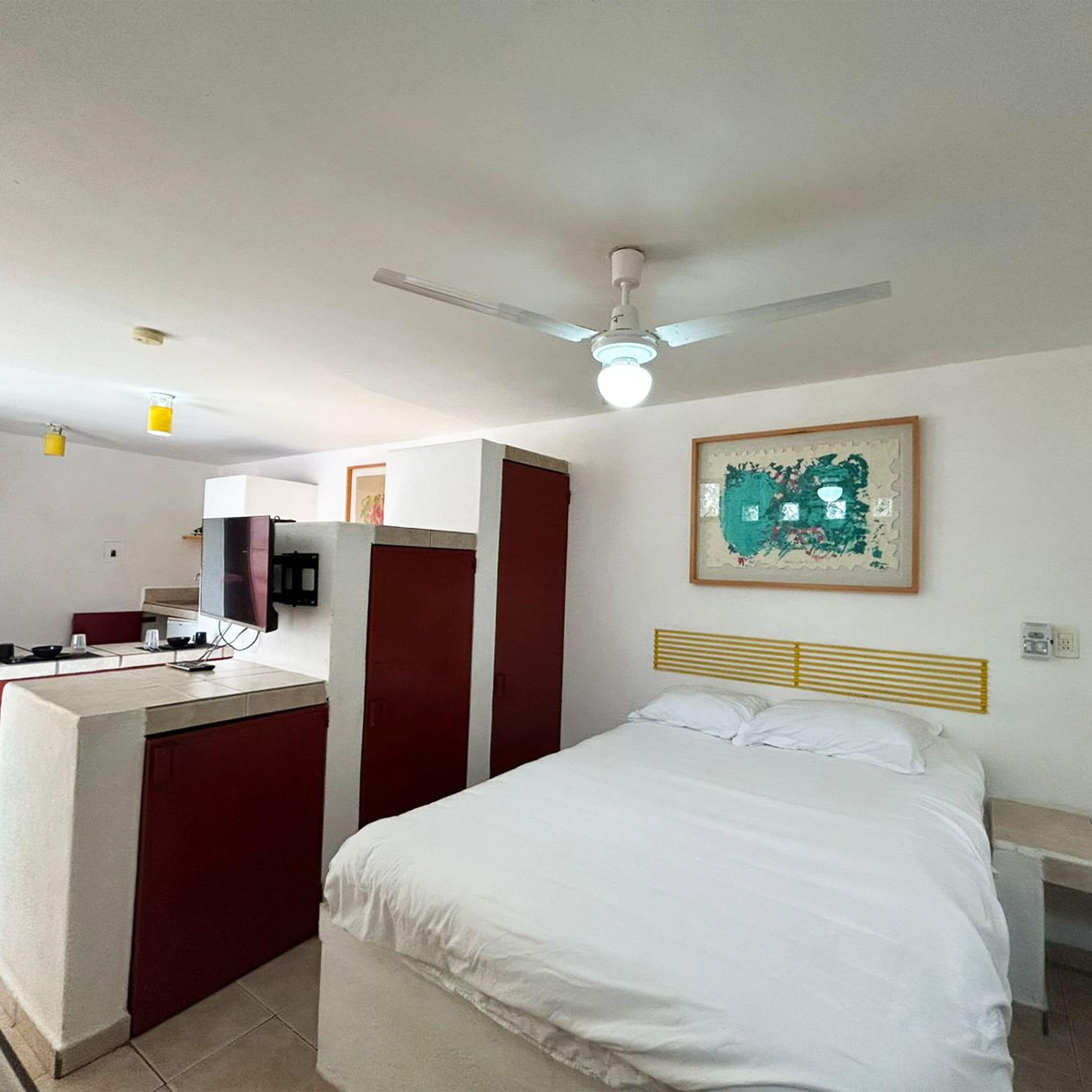 1 habitación, muebles diferentes y tabla de planchar con plancha 