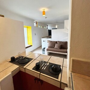 Frigorífico, microondas, placa de cocina y arrocera