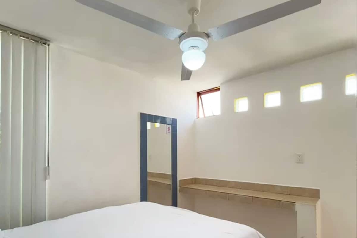 Eenvoudige studio suite, 1 slaapkamer | 1 slaapkamer, individueel gemeubileerd, een strijkplank/strijkijzer