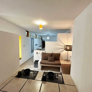 Executive Apartment, 1 Queen Bed, Refrigerator & Microwave | Private kitchenette | Fridge, microwave, stovetop, rice cooker