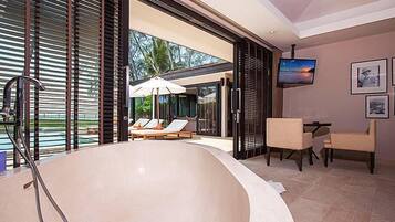 Comfort Villa, 2 Bedrooms | Deep-soaking bathtub