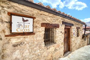 A stone building with a sign reading "Los Pajar Cicos." - Mirador del Maestrazgo (Ejulve)