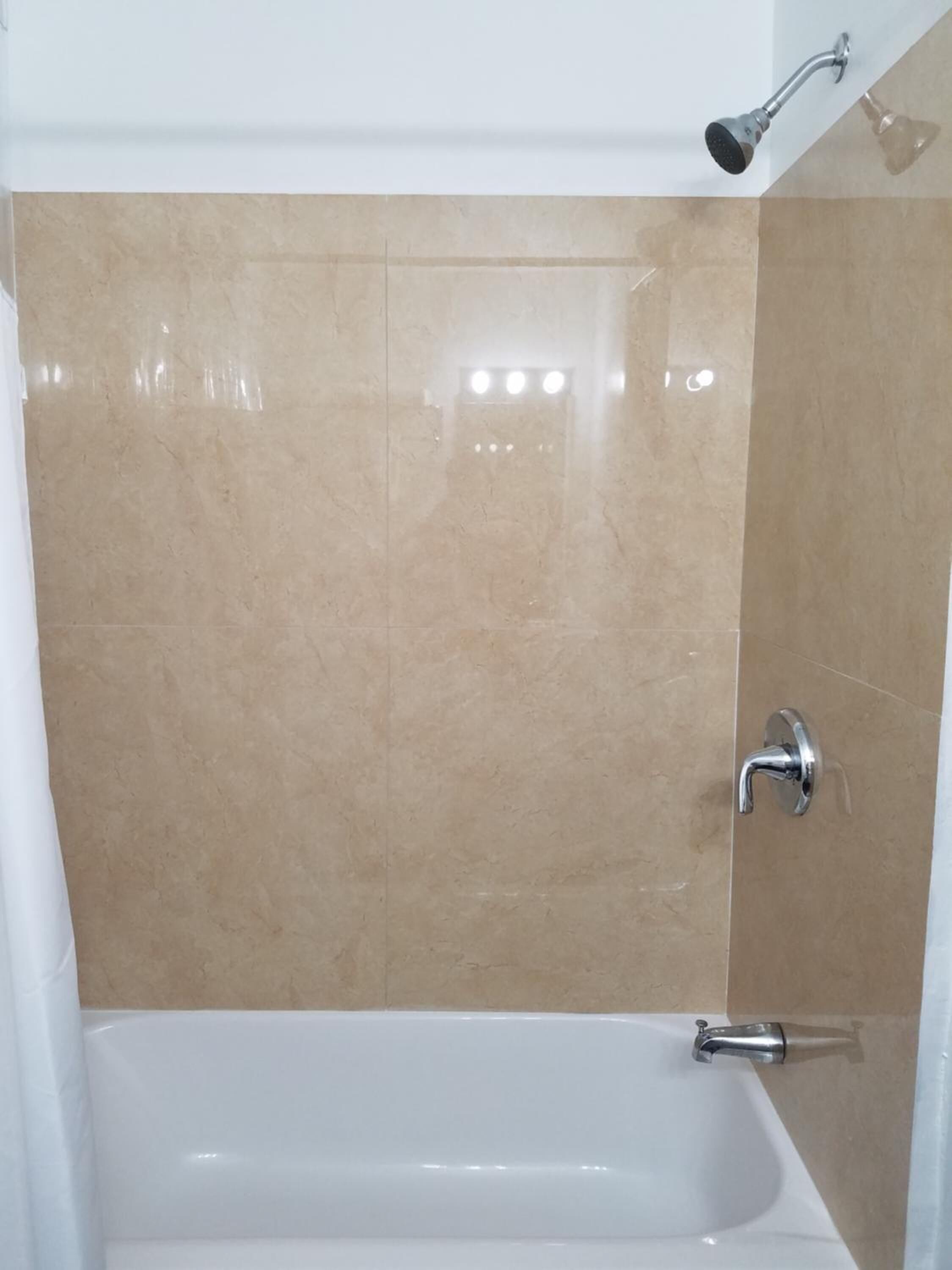 Combined shower/tub, hair dryer, towels
