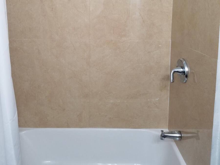 Combined shower/tub, hair dryer, towels