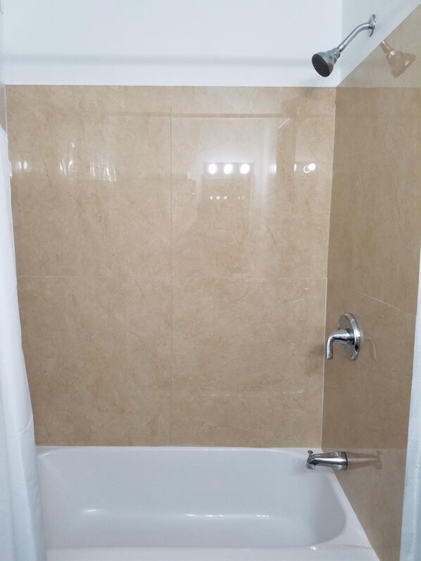 Combined shower/tub, hair dryer, towels - Budget Inn (Keokuk)