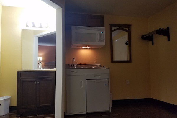 Standard Single Room, 1 King Bed | Living area | Flat-screen TV