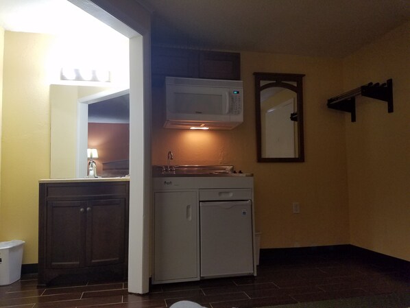 Standard Single Room, 1 King Bed | Living area - Budget Inn (Keokuk)
