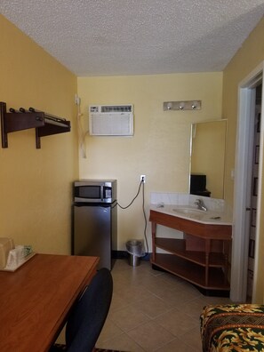 Standard Single Room, 2 Double Beds | Living area | Flat-screen TV - Budget Inn (Keokuk)