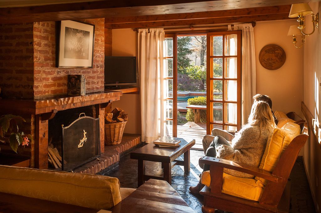 經典小屋, 2 間臥室 (4 People) | 起居區 | 平面電視、壁爐