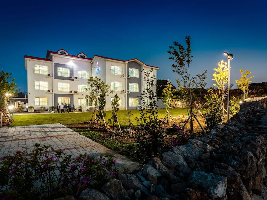 Front of property โ evening/night