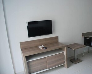 Apartment, 2 Bedrooms | Ruang tamu | TV 