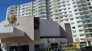 Un hotel de diseño moderno, con un llamativo letrero 'RIVIERA' y varios balcones.