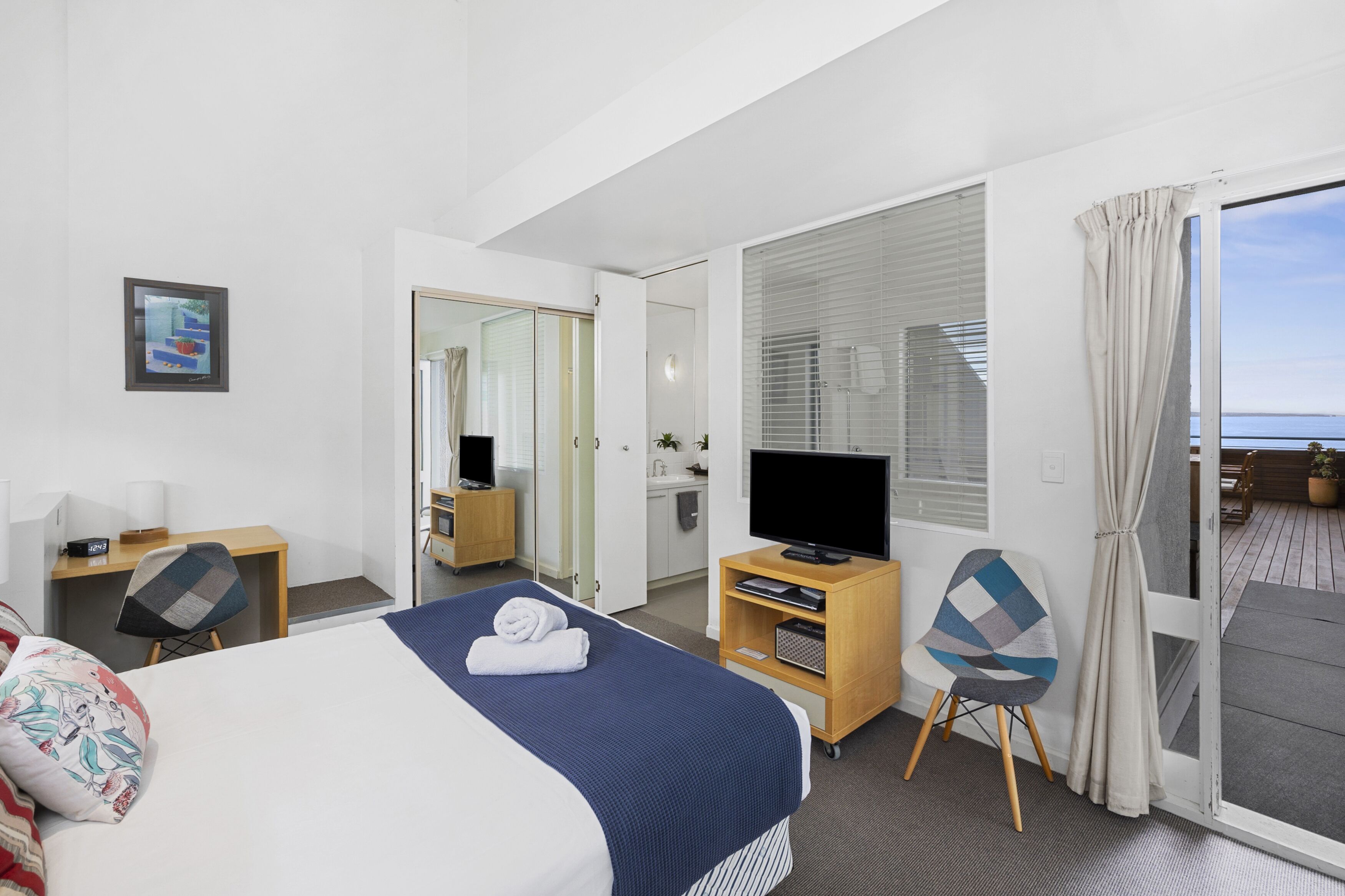 2 bedrooms, in-room safe, desk, iron/ironing board