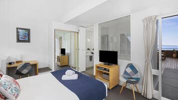 2 bedrooms, in-room safe, desk, iron/ironing board