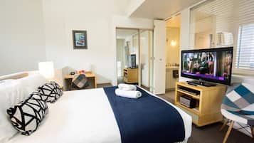2 bedrooms, in-room safe, desk, iron/ironing board