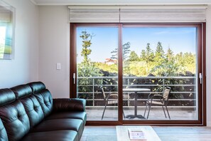 Studio (Korean Ondol) | Living area | Flat-screen TV - Jeju Garden Pension (Seogwipo)