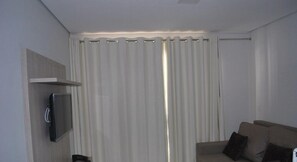 Appartement, 2 chambres | Salle de séjour | Télévision