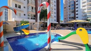 7 piscines extérieures, chaises longues