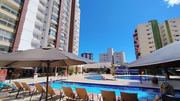 7 piscinas al aire libre, tumbonas