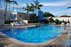 6 สระว่ายน้ำกลางแจ้ง