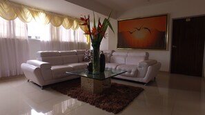 Coin salon dans le hall