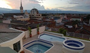 สระว่ายน้ำกลางแจ้ง