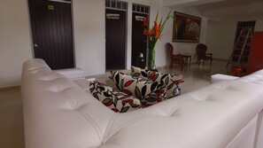 Lobby sitting area - Hotel Cafe Plaza (Tulua)