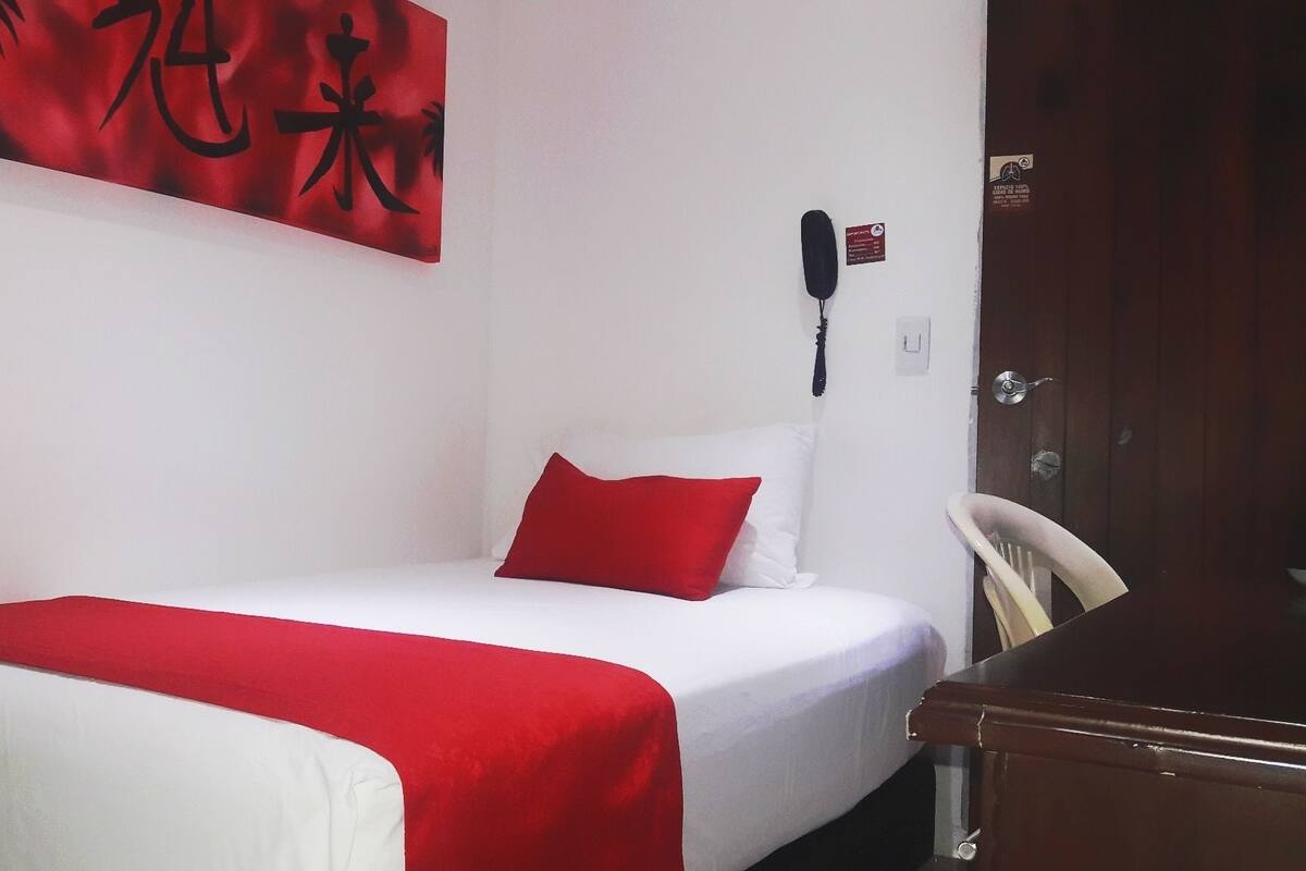 Single Room | Minibar, in-room safe, desk, iron/ironing board
