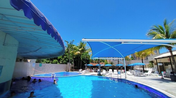 7 個室外泳池；躺椅