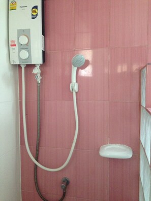 Standard Double Room | Bathroom shower - Yaowamal Apartment (Nonthaburi)
