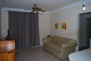 Apartamento, 2 quartos | Sala de estar | TV