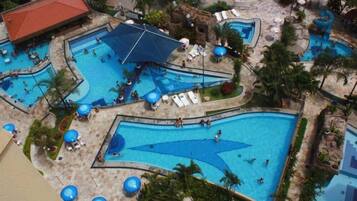 8 piscinas externas, espreguiçadeiras