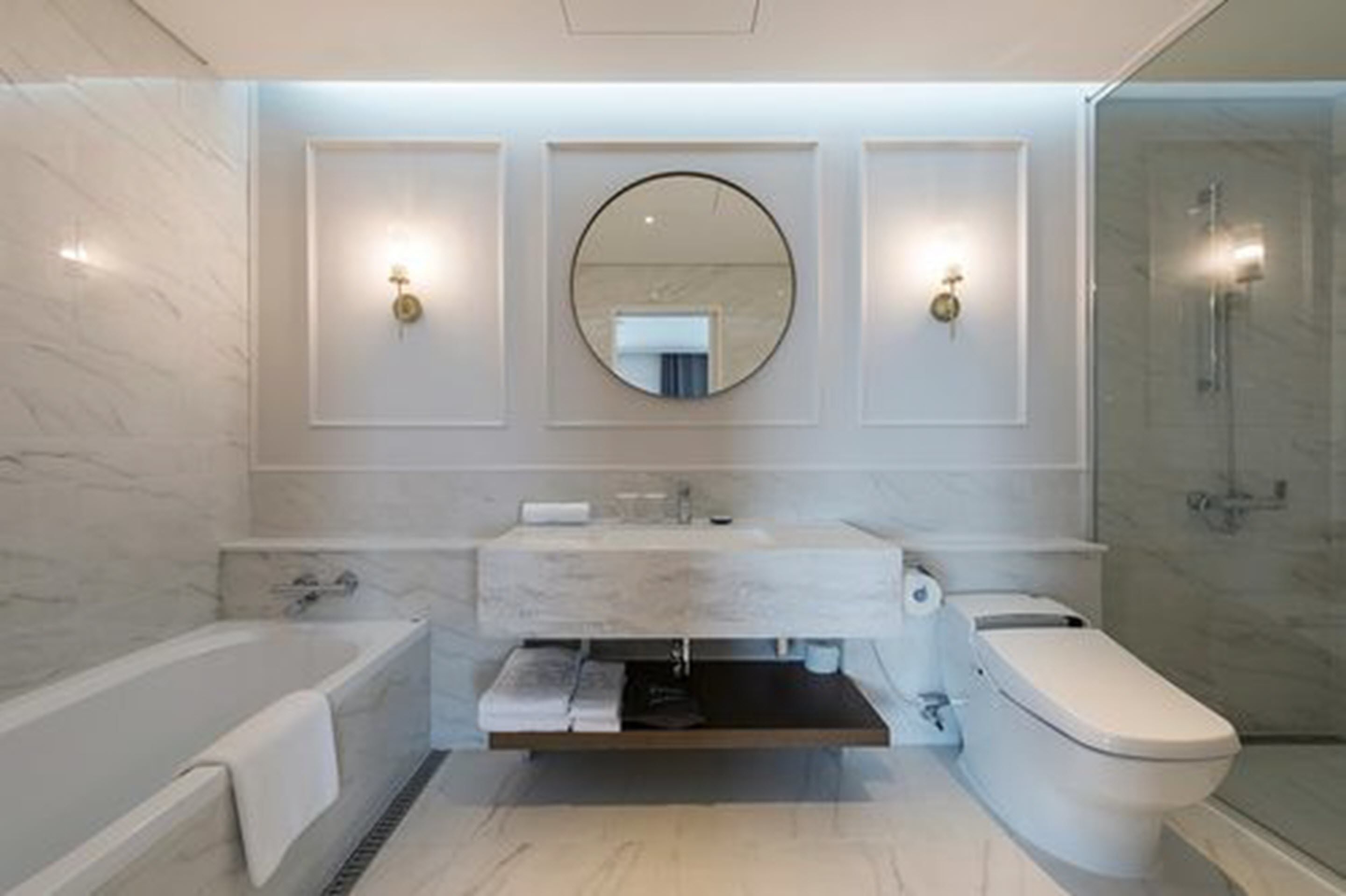 Suite Junior, 1 chambre | Salle de bain | Douche, articles de toilette gratuits, sèche-cheveux, peignoirs