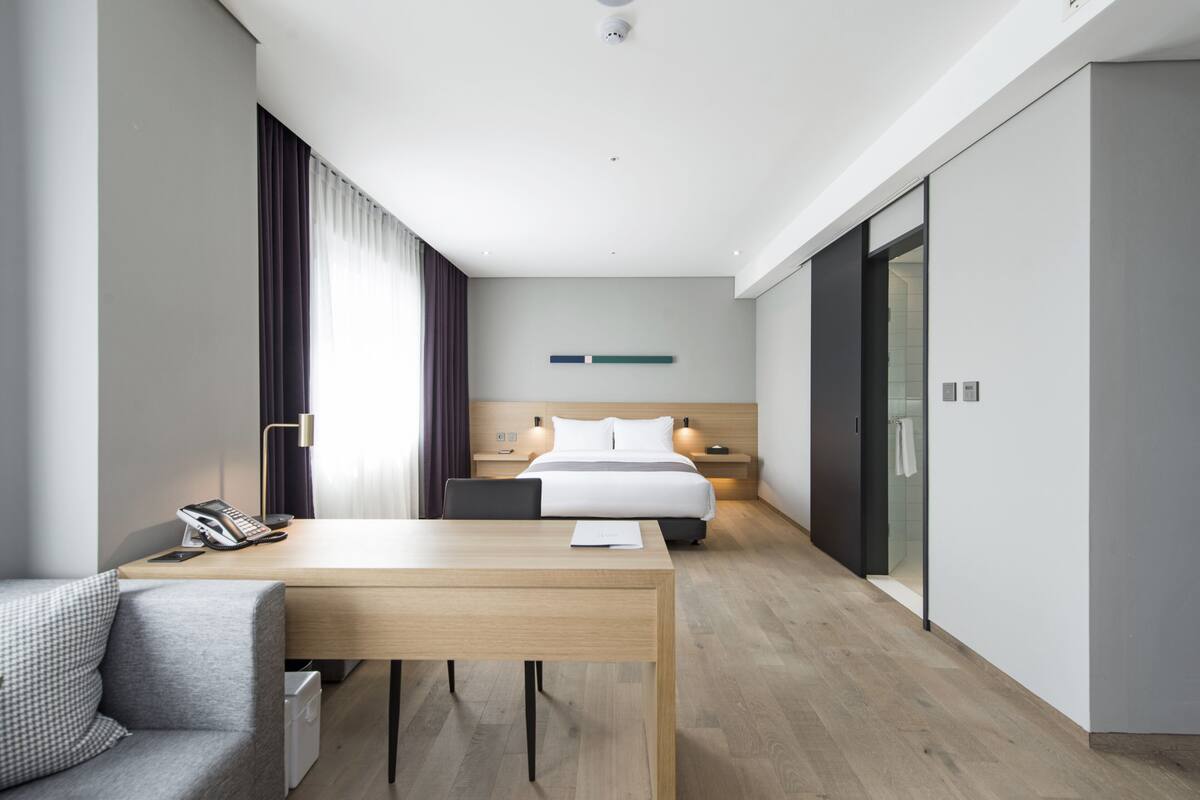 Chambre Double Deluxe | Literie de qualité supérieure, coffres-forts dans les chambres, bureau