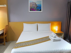 Standard Room | Una scrivania, tende oscuranti, Wi-Fi gratuito