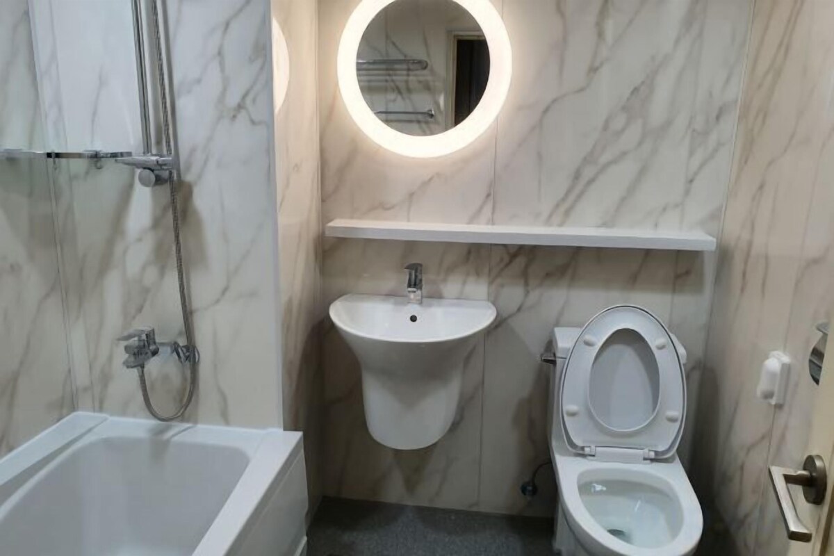 Baignoire et douche séparées, articles de toilette (gratuits)