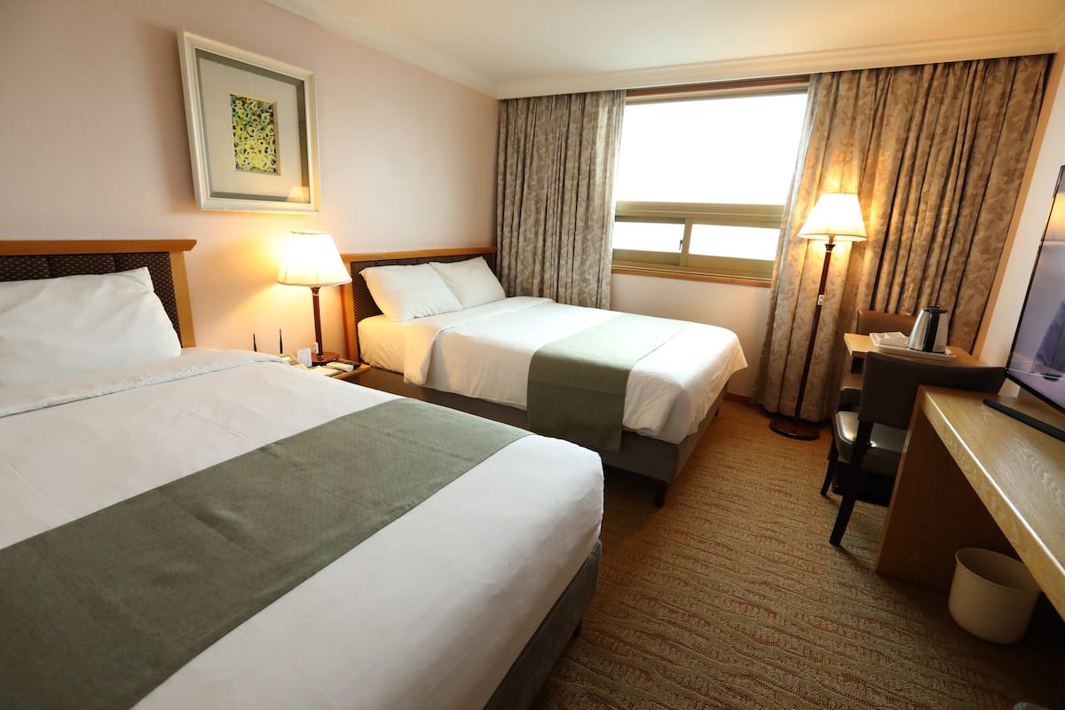 Deluxe Twin Room | 1 bedroom, blackout drapes, free WiFi, bed sheets