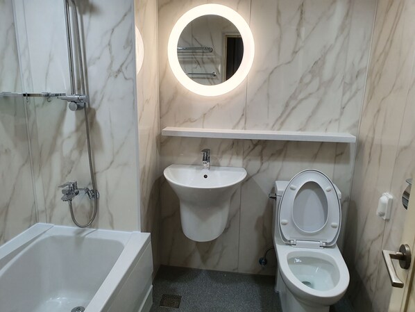 Badewanne und Dusche (separat), kostenlose Toilettenartikel