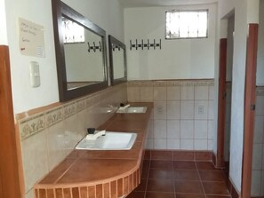 Dormitorio compartido básico, dormitorio mixto (16 single beds) | Baño