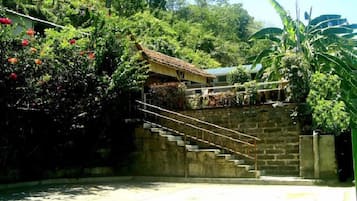 Vista frontal de la propiedad